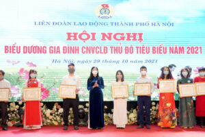 Biểu dương 100 “Gia đình công nhân viên chức lao động Thủ đô tiêu biểu”