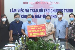 Huyện Sóc Sơn quan tâm đến việc học trực tuyến của học sinh có hoàn cảnh khó khăn