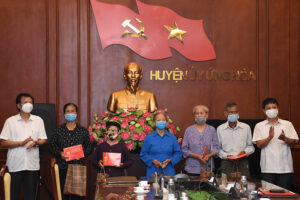 Tri ân người có công nhân kỷ niệm 67 năm Ngày Giải phóng Thủ đô