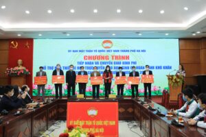 Hà Nội chuyển giao hỗ trợ kinh phí mua 140 bộ máy vi tính cho học sinh có hoàn cảnh khó khăn