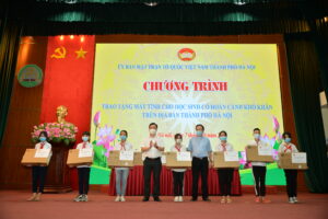 Hà Nội vận động được hơn 2 tỷ đồng và 4.167 thiết bị học trực tuyến tặng trẻ em có hoàn cảnh khó khăn bởi dịch bệnh