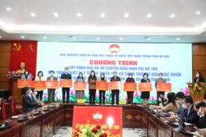 Hà Nội tiếp nhận ủng hộ, chuyển giao kinh phí hỗ trợ mua trang thiết bị y tế; kinh phí hỗ trợ thiết bị học trực tuyến cho học sinh có hoàn cảnh khó khăn trên địa bàn Thành phố