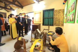 Khai mạc trưng bày “Không gian dệt lụa”