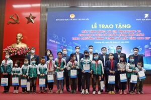 761 em học sinh có hoàn cảnh khó khăn huyện Chương Mỹ được trao tặng thiết bị học trực tuyến