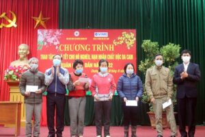 Hơn 200 suất quà được trao tặng cho các hộ nghèo, nạn nhân chất độc da cam của 11 xã, huyện Chương Mỹ