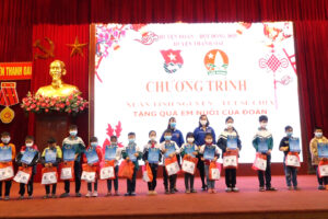 Ấm áp “Xuân tình nguyện – Tết sẻ chia”, tặng quà em nuôi của Đoàn