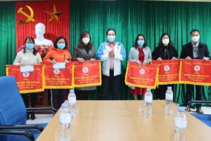 Huyện Quốc Oai trao Cờ tiên tiến xuất sắc về TDTT năm 2021