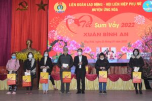 Chương trình “Tết sum vầy – Xuân bình an” huyện Ứng Hòa trao gần 500 suất quà cho người có hoàn cảnh khó khăn