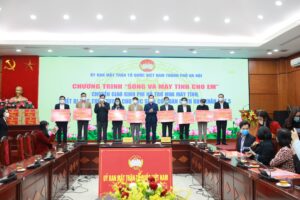 Hà Nội chuyển giao kinh phí mua máy tính, thiết bị học trực tuyến cho 1.103 học sinh có hoàn cảnh khó khăn