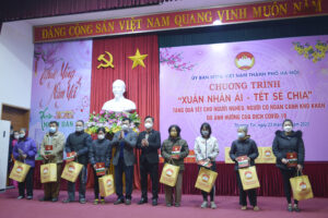 Hà Nội trao 3.341 suất quà Tết tới người nghèo, người có hoàn cảnh khó khăn do ảnh hưởng của dịch COVID-19 và lực lượng tham gia phòng, chống dịch