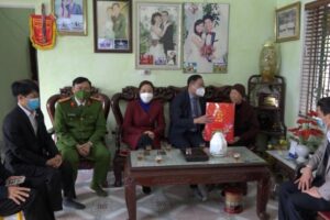 Huyện Mỹ Đức tặng quà tết các hộ nghèo, gia đình chính sách, người có công với cách mạng và cán bộ ngành y tế