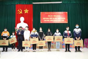 Huyện Thường Tín bàn  giao 45 máy tính cho học sinh có hoàn cảnh khó khăn