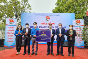 Quận Đoàn Long Biên bàn giao công trình “Sân chơi thiếu nhi” tại phường Phúc Lợi