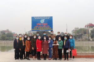 Hội phụ nữ Phúc Tiến gắn biển công trình “Vườn hoa kiểu mẫu” và nhận đỡ đầu 2 trẻ hoàn cảnh khó khăn