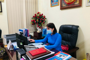 Nữ cán bộ quận Cầu Giấy duyên dáng trong tà áo dài tại công sở