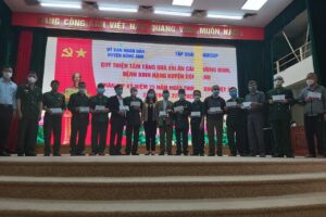 Huyện Đông Anh trao quà cho thương binh nặng