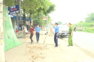 Phú Xuyên: Ra quân xử lý vi phạm về trật tự, an toàn giao thông, trật tự đô thị, vệ sinh môi trường