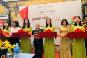 Ban Quản lý Di tích Nhà tù Hỏa Lò khai mạc Trưng bày chuyên đề “Đứng lên và cất tiếng”