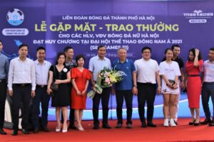Liên đoàn Bóng đá Hà Nội gặp mặt, trao thưởng cho các HLV, VĐV bóng đá nữ Hà Nội giành HCV SEA Games 31