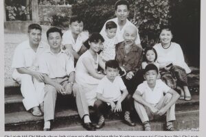 Triển lãm “Di tích lưu niệm và tượng đài Chủ tịch Hồ Chí Minh tại Việt Nam và trên thế giới”