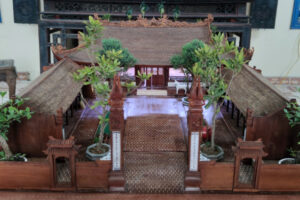 Nghệ nhân Phan Lạc Hùng với mô hình đình làng siêu nhỏ
