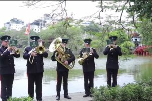 Đội quân nhạc Hoàng gia Yeomanry, Vương quốc Anh chơi nhạc phẩm “Trống cơm” bên hồ Hoàn Kiếm