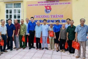 Huyện đoàn Thanh Oai tổ chức Chương trình “Tư vấn, khám bệnh, cấp phát thuốc, tặng quà, cắt tóc miễn phí”