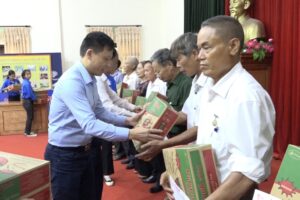 70 phần quà được trao đến các gia đình chính sách và người có công trên địa bàn huyện Mỹ Đức