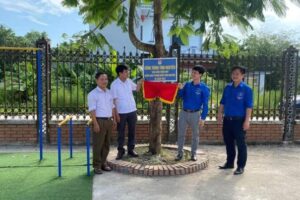 Xã Đồng Tân gắn biển công trình “Sân chơi thiếu nhi” và  “Tranh tường bích họa”