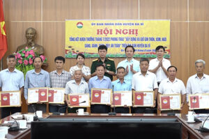 Ba Vì tổng kết khen thưởng phong trào thi đua “Xây dựng, giữ gìn thôn, xóm, ngõ sáng, xanh, sạch, đẹp, an toàn” tháng 7/2022