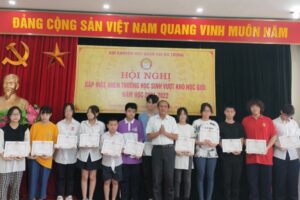 Quận Hai Bà Trưng trao quà cho 40  học sinh vượt khó học giỏi