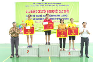 Trên 300 vận động viên dự Giải bóng chuyền hơi Người cao tuổi huyện Đông Anh