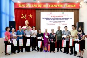 Quận Hai Bà Trưng: 30 người cao tuổi có hoàn cảnh khó khăn được nhận quà