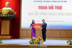Trao kinh phí hỗ trợ xây dựng “Mái ấm công đoàn” tới đoàn viên hoàn cảnh khó khăn