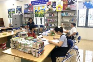 Thư viện Hà Nội luân chuyển và trao tặng 1.400 cuốn sách phục vụ nhu cầu đọc sách của học sinh