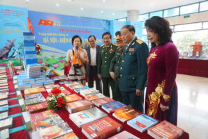 Trưng bày sách, báo “Vang mãi bản hùng ca Hà Nội – Điện Biên Phủ trên không” và Giao lưu “Nhân chứng – Sự kiện”