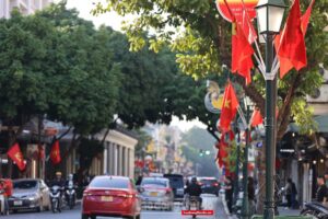Đường phố Hà Nội trang hoàng rực rỡ đón Tết Quý Mão năm 2023