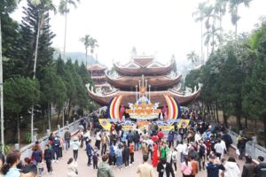 Du khách thập phương nô nức trẩy hội chùa Hương
