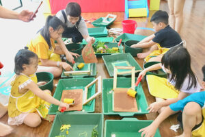 Trải nghiệm nghệ thuật tạo hình trên nền chất liệu dân gian