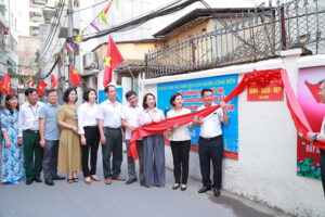 Mô hình ngõ xanh, sạch đẹp, tranh bích họa tại phường Bồ Đề, quận Long Biên