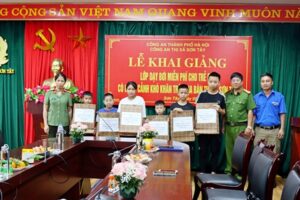 Thị xã Sơn Tây: Khai giảng lớp dạy bơi miễn phí cho trẻ em có hoàn cảnh khó khăn