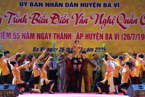 Chương trình biểu diễn văn nghệ quần chúng chào mừng kỷ niệm 55 năm ngày thành lập huyện Ba Vì