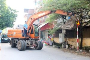 Huyện Quốc Oai ra quân giải tỏa vi phạm lấn chiếm lòng đường, vỉa hè