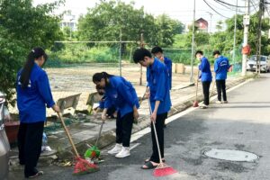 Tuổi trẻ Đông Anh ra quân vệ sinh môi trường, bóc xóa quảng cáo vi phạm