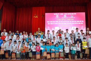 Huyện Ứng Hòa trao học bổng, hỗ trợ chi phí học tập cho 62 học sinh mồ côi, học sinh có hoàn cảnh khó khăn