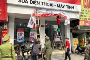 Quận Thanh Xuân đã thu giữ 7.133 biển quảng cáo đặt sai quy định