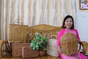 Nghệ nhân tài hoa “thổi” mây vào gốm