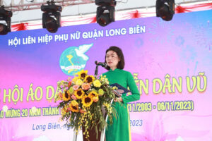 Long Biên tổ chức Lễ hội Áo dài và đồng diễn dân vũ chào mừng 20 năm thành lập quận