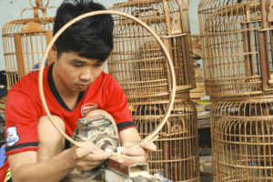 Độc đáo nghề làm lồng chim ở Canh Hoạch
