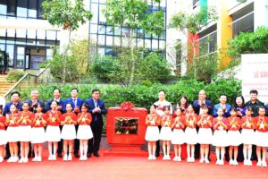 Quận Hoàng Mai gắn biển 2 công trình trường học chào mừng 20 năm thành lập quận